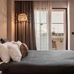Meni Rhodes